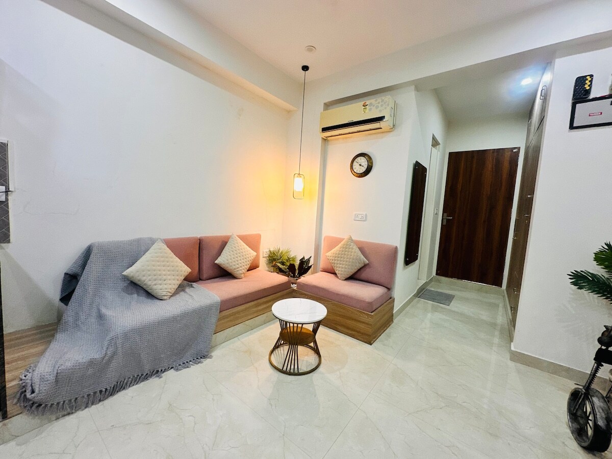 Rose 1BHK Near Hawa Mahal Newly Built Balcony - Tap to explore photos
