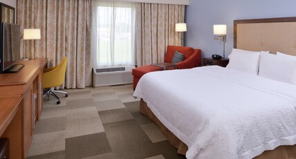 Hampton Inn & Suites by Hilton Lonoke Room Type - 1KNG MOB HEAR ACC W TUB NS