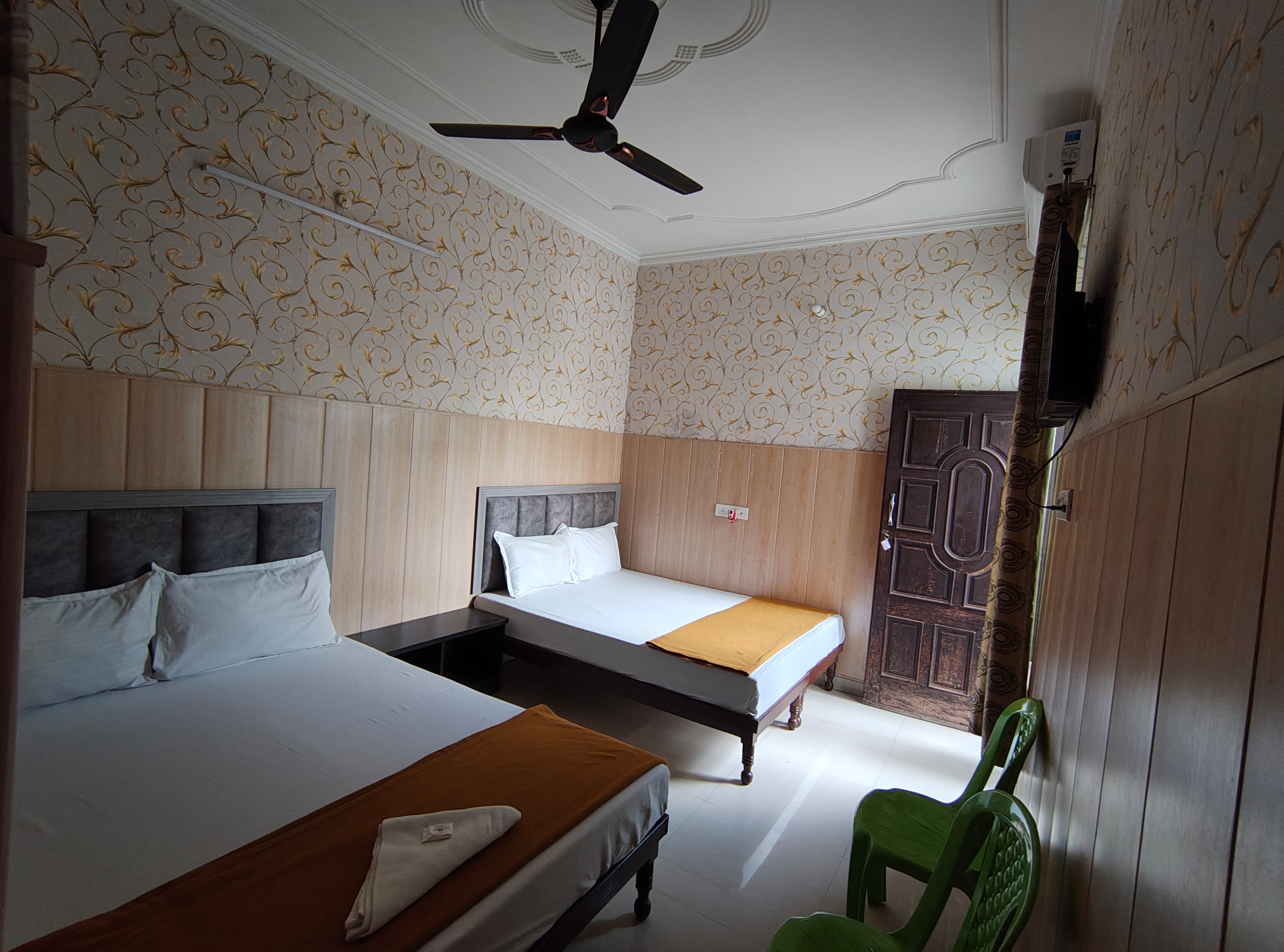 Varuna Palace | Near Mandir & Ghat's - Tap to explore photos
