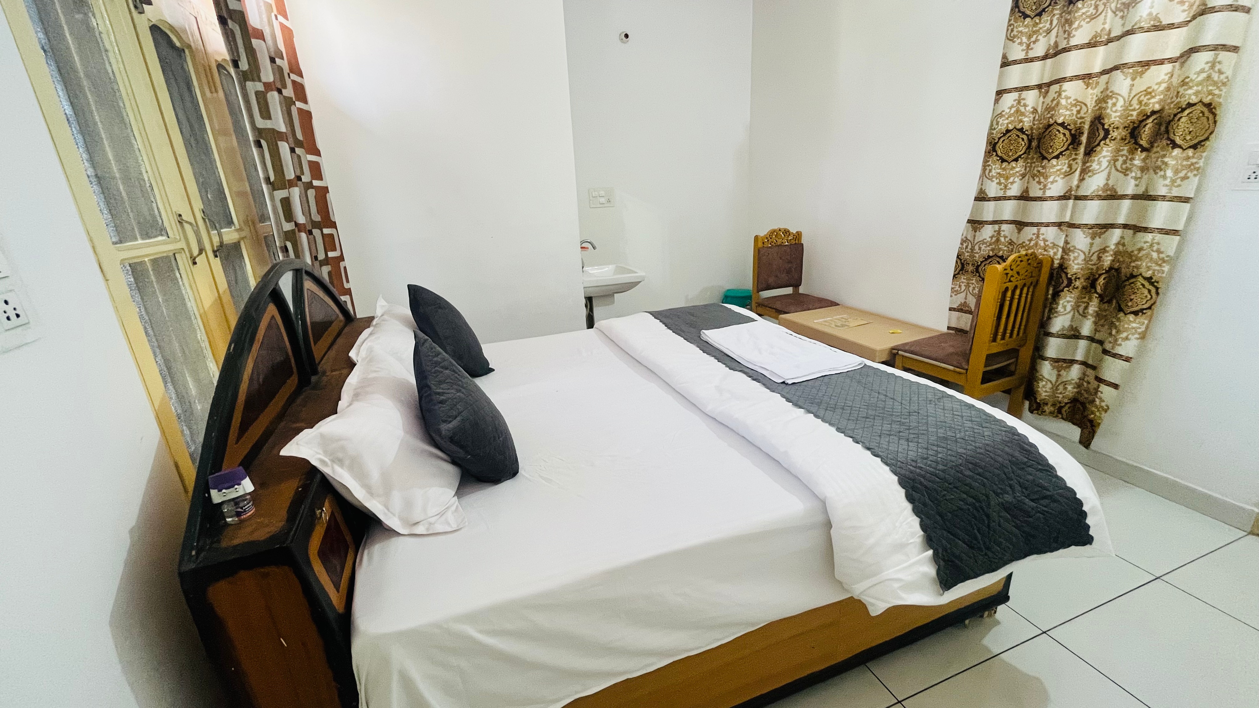 Nilokheri Guest House - Tap to explore photos