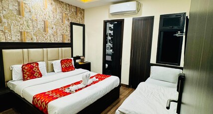 Hotel Kabir Residency 4 minutes walk to Golden Temple Room Type - deluxe three bed