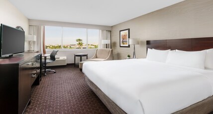 Crowne Plaza Phoenix Airport (Pet-friendly) Room Type - 1 Queen Standard Mobil Accessible Tub