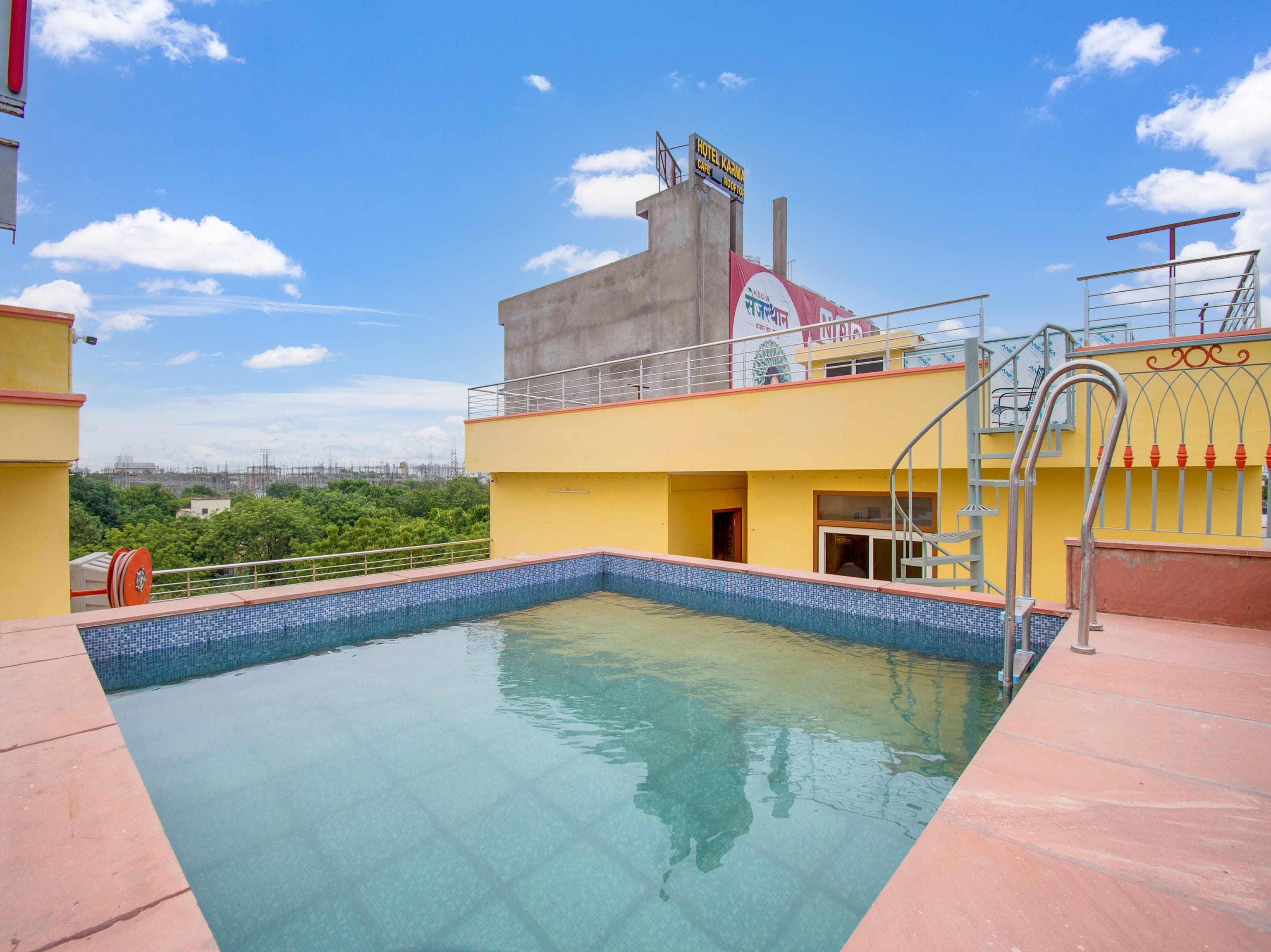 OYO Hotel Umrao opp big tree cafe ajmer road 200ft by pass highway king - Tap to explore photos