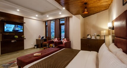 The Spruce Mansion Room Type - Luxury room with balcony.AC hot and cold