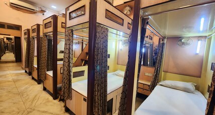 The Pushpak Dorms@Parkstreet  Room Type - AC Dormitory Single Bed (Male Only) with Free Wifi