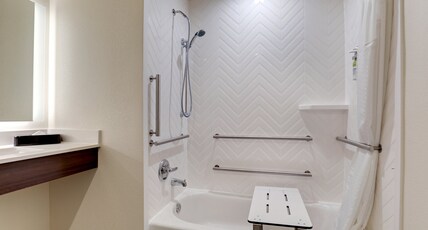Holiday Inn MOBILE - AIRPORT Room Type - 2 Queen Bed Suite Comm Accessible Tub