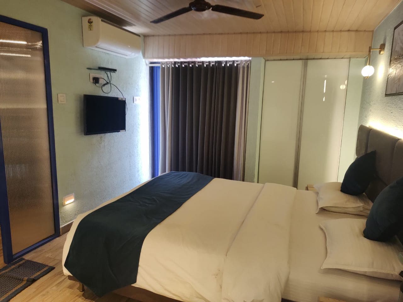 Hotel Panorama - Tap to explore photos