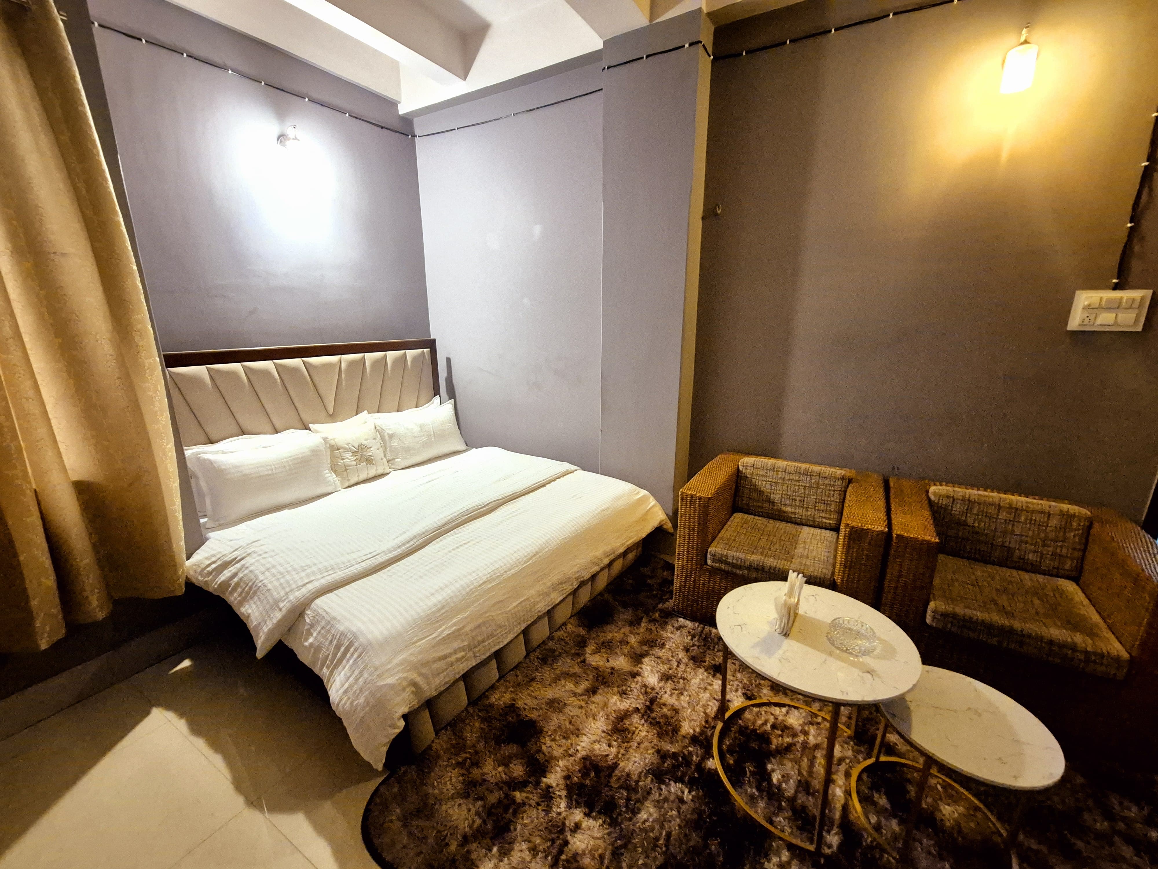 Luxe Haven Stay | 5min From Six Mile - Tap to explore photos