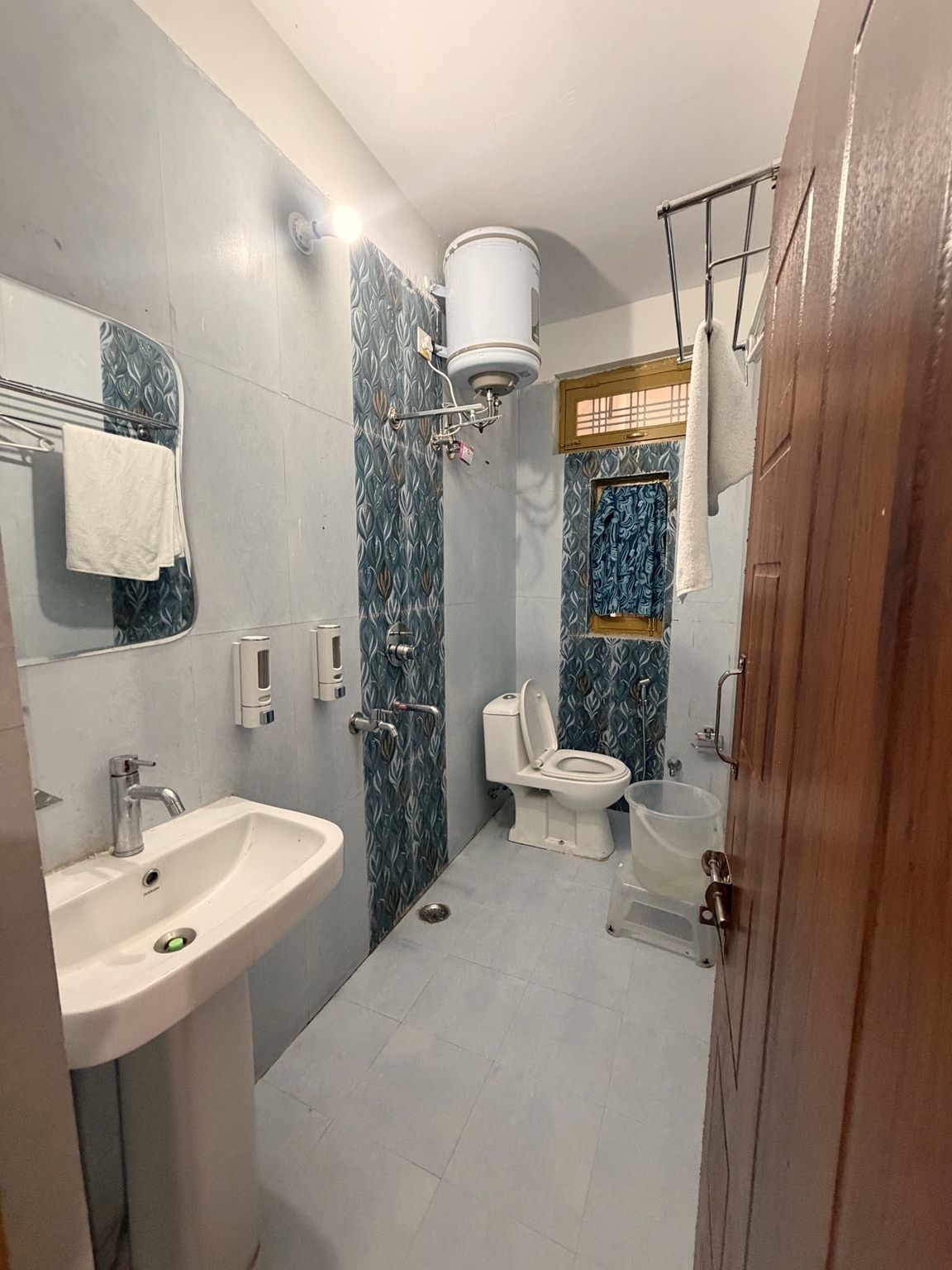 Shri Yamuna Divine Inn - Tap to explore photos