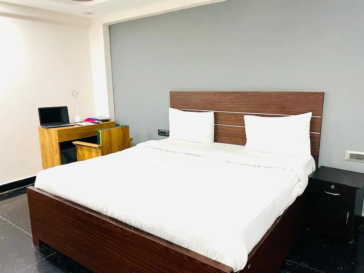 Instay 2729 l 1BHK Comfort Apt - Tap to explore photos