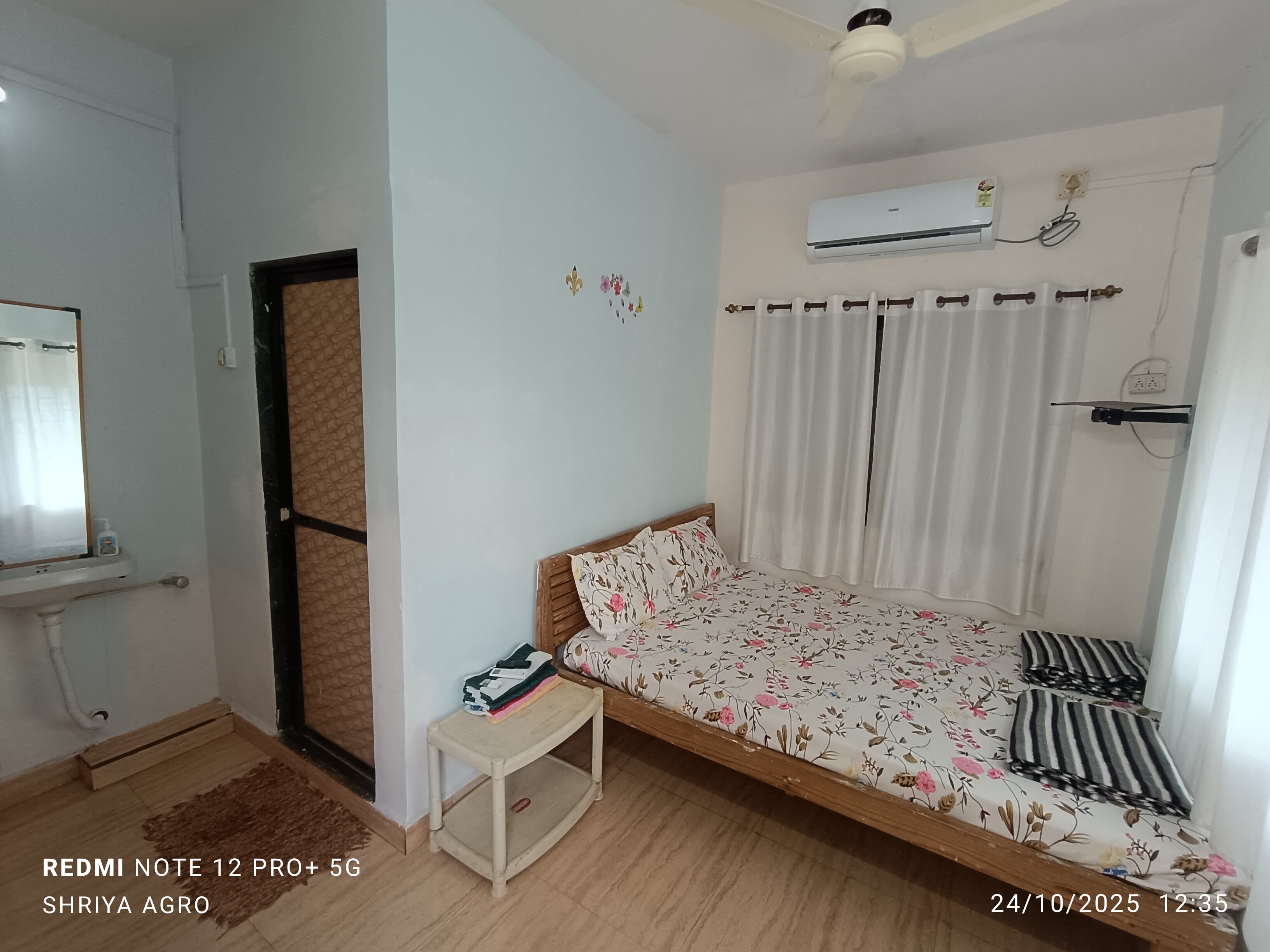 Harihareshwar Om Shree - Bed and Breakfast - Tap to explore photos