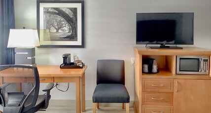 Best Western Plus Regency Inn and Conference Centre Room Type - 2 Queen Beds, Non-Smoking, Pillowtop Bed, Microwave And Refrigerator, High Speed Internet Access, Fu