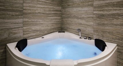 Novotel Jeddah Tahlia Room Type - Executive Suite with 1 kingsize bed and 1 sofa