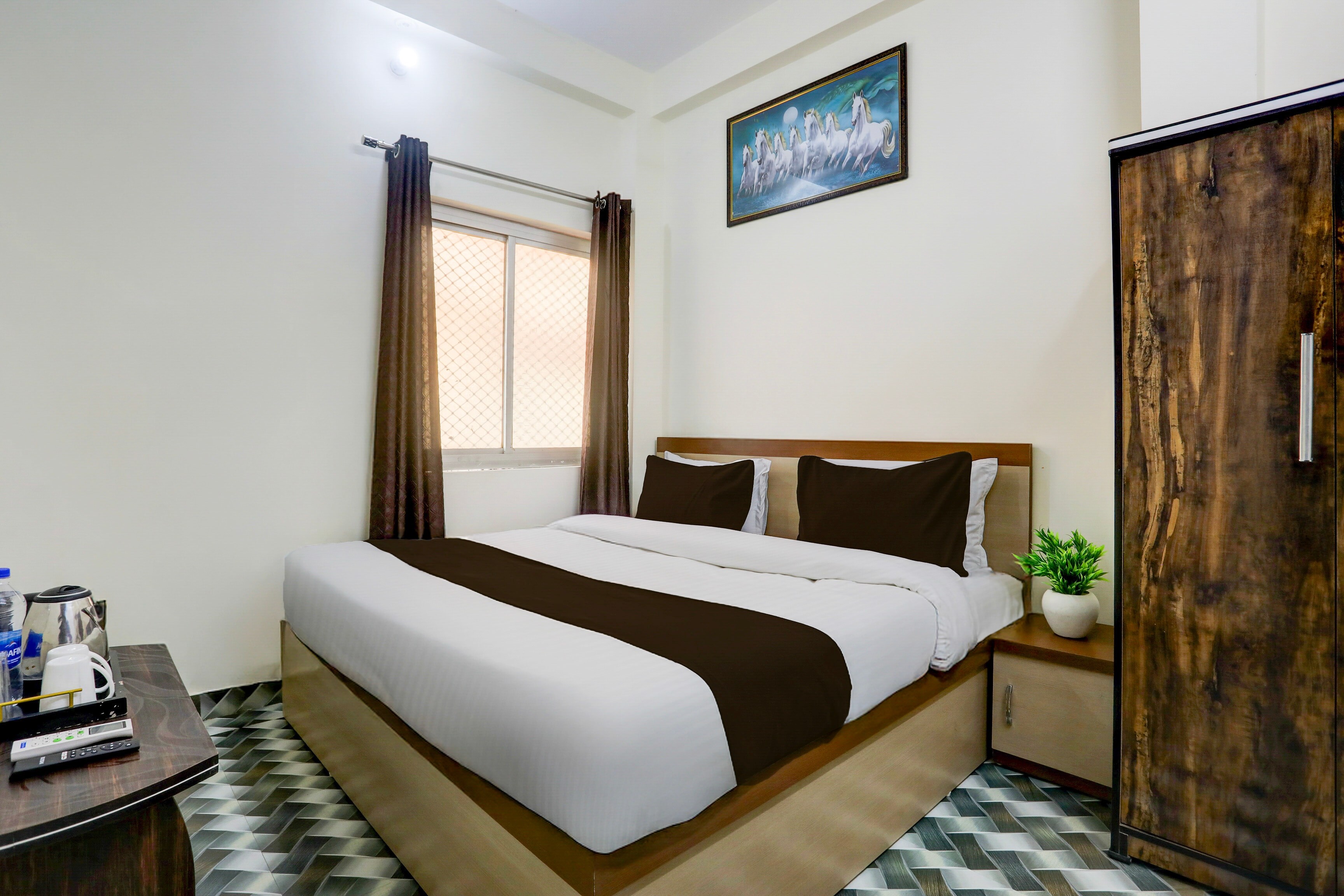 Hotel O Royal Stay Inn - Tap to explore photos