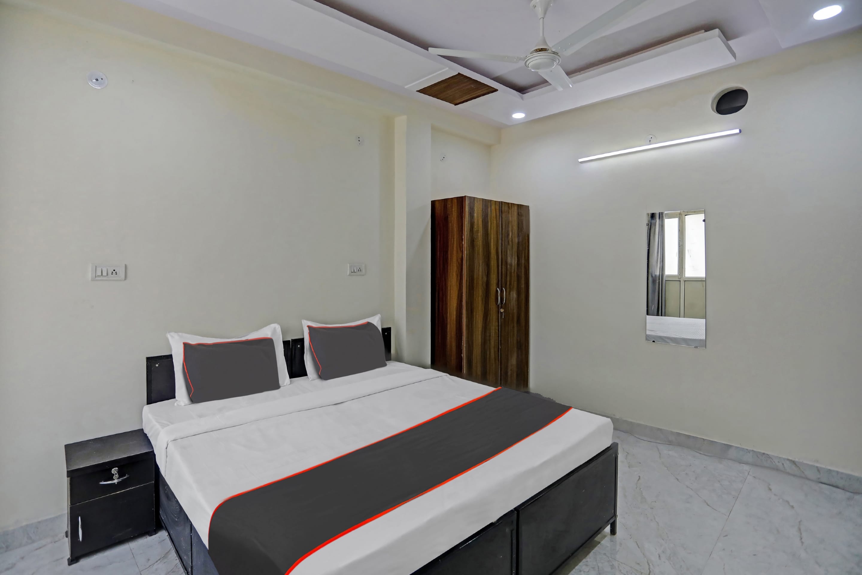 OYO 809907 Comfort Lounge - Tap to explore photos