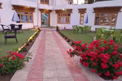 Kurja Garden | Rooms & Restaurent