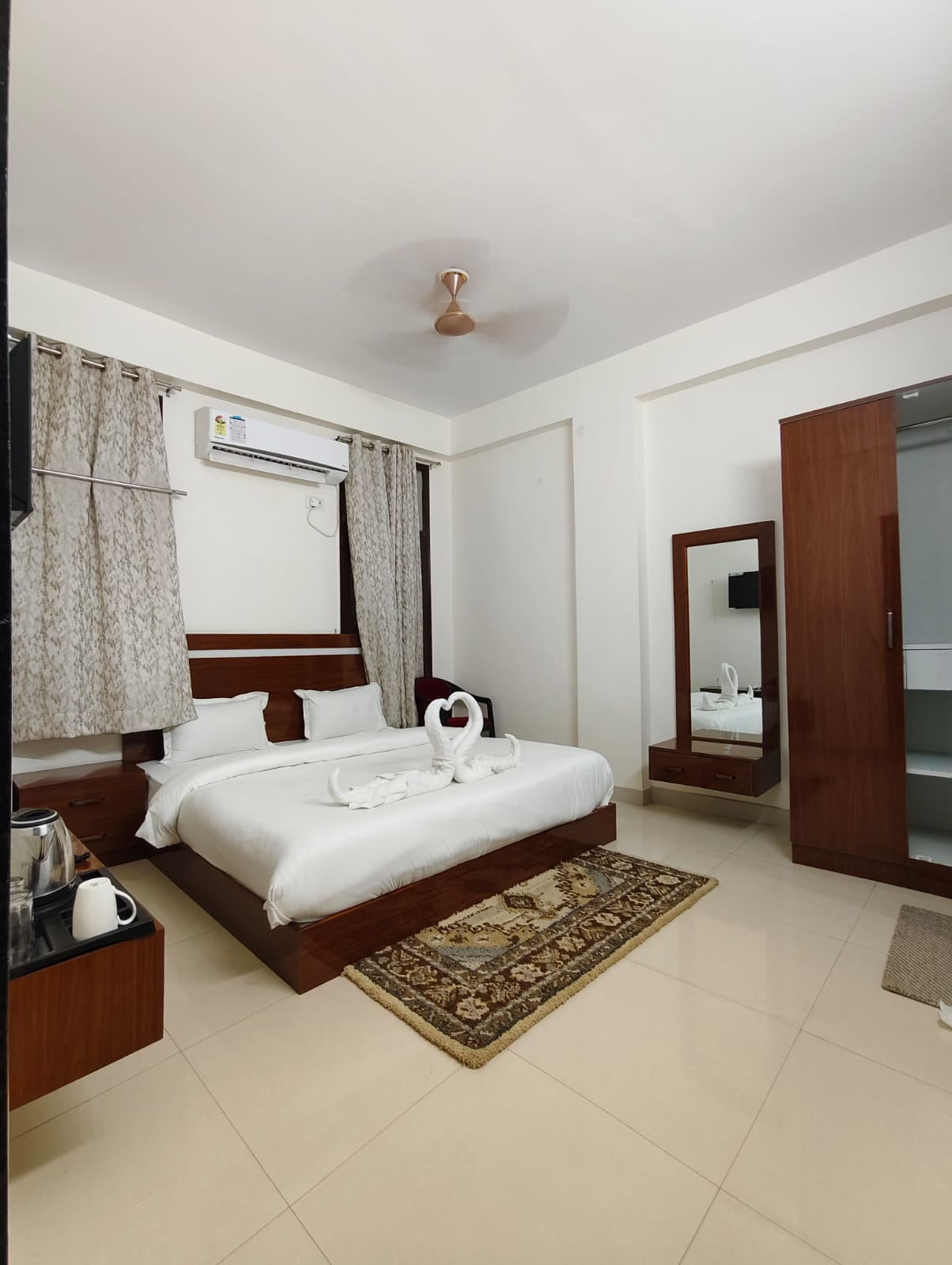 Hotel Veda Vatica - Tap to explore photos