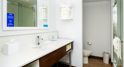 Hampton Inn and Suites Aurora South Denver Room Type - KING ROOM NON SMOKING