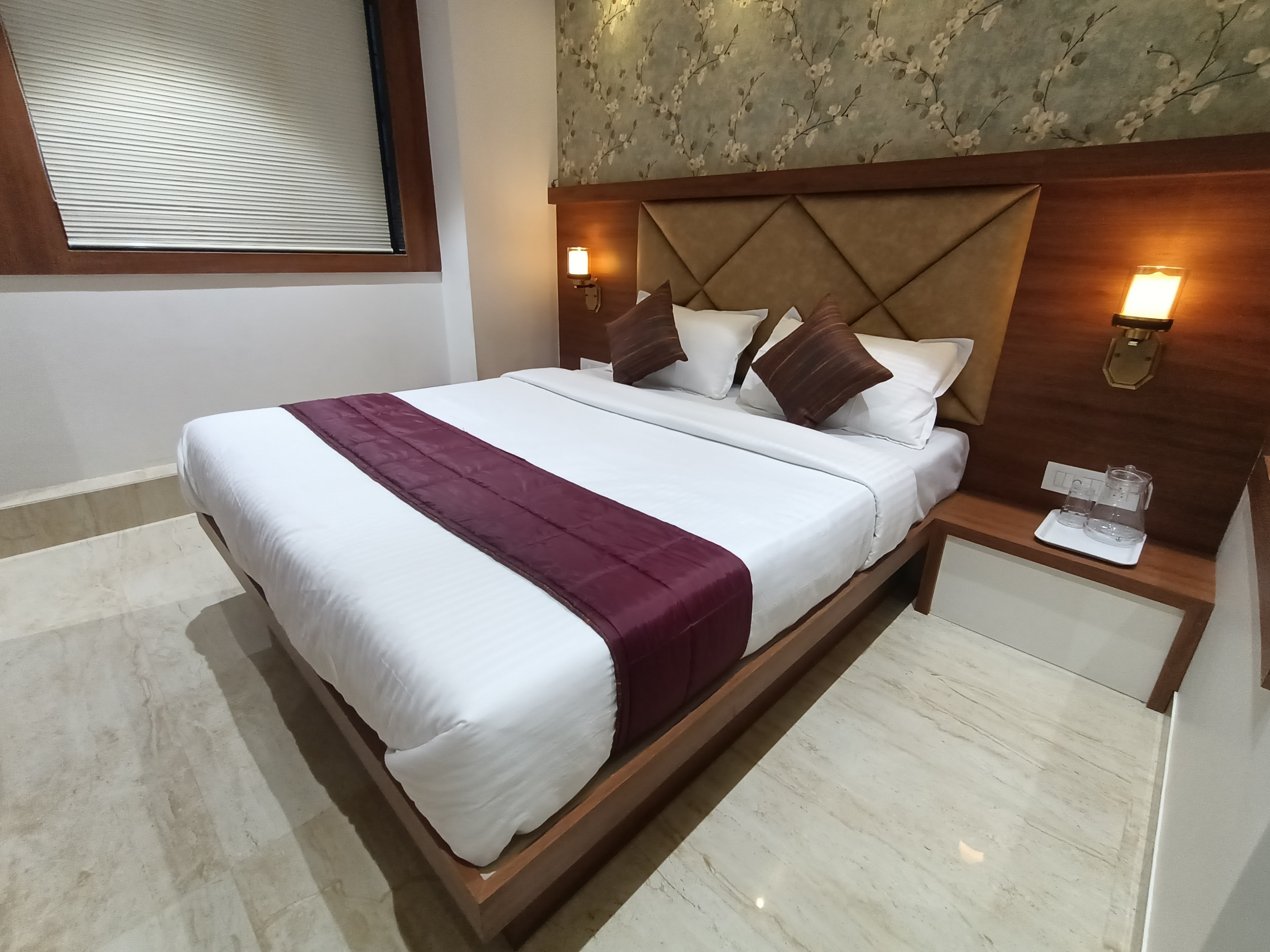 Hotel Saffron Inn Thane West - Tap to explore photos