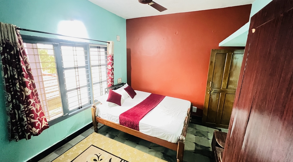 Eshwari Inn Home Stay | Rooms & Wi-Fi - Tap to explore photos