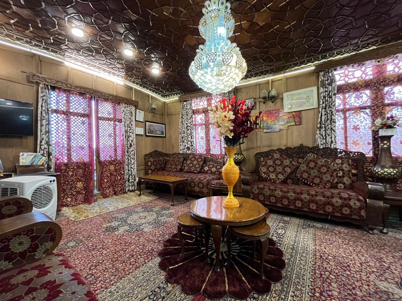 Young Shahzada Group Of Houseboats - Tap to explore photos
