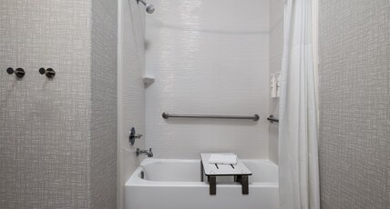 Hampton Inn & Suites by Hilton Galveston Room Type - 2 DBL ACCESSIBLE W TUB NS