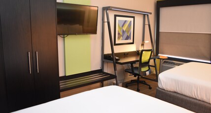 Holiday Inn Express Venice, an IHG Hotel Room Type - 2 Queen Standard Mobility Accessible Tub