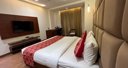 Hotel the Crystal Park - 500m from ISBT Bus Stand Room Type - Premium Room