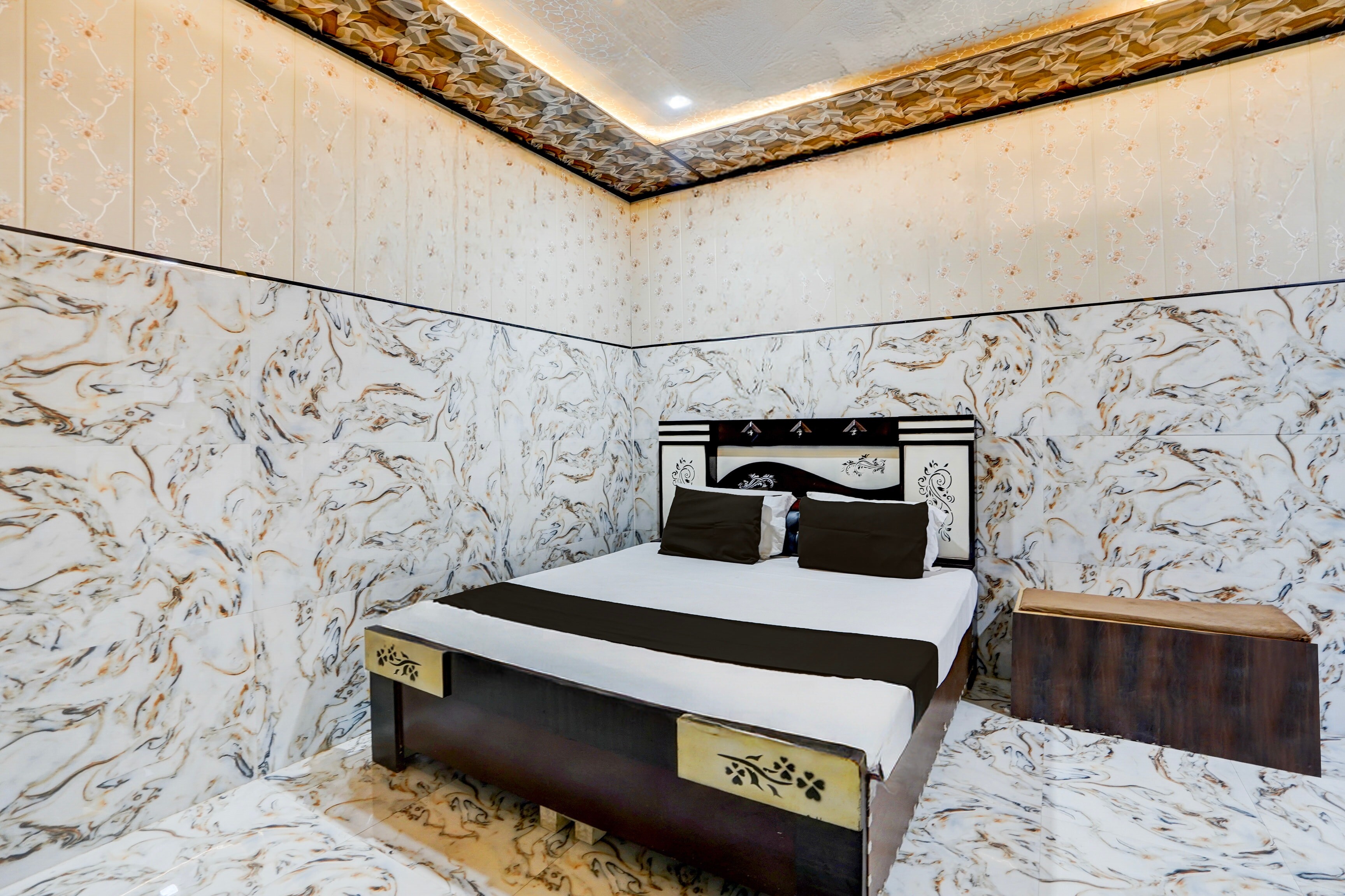SPOT ON Geeta Vatika Guest House Mathura Junction - Tap to explore photos