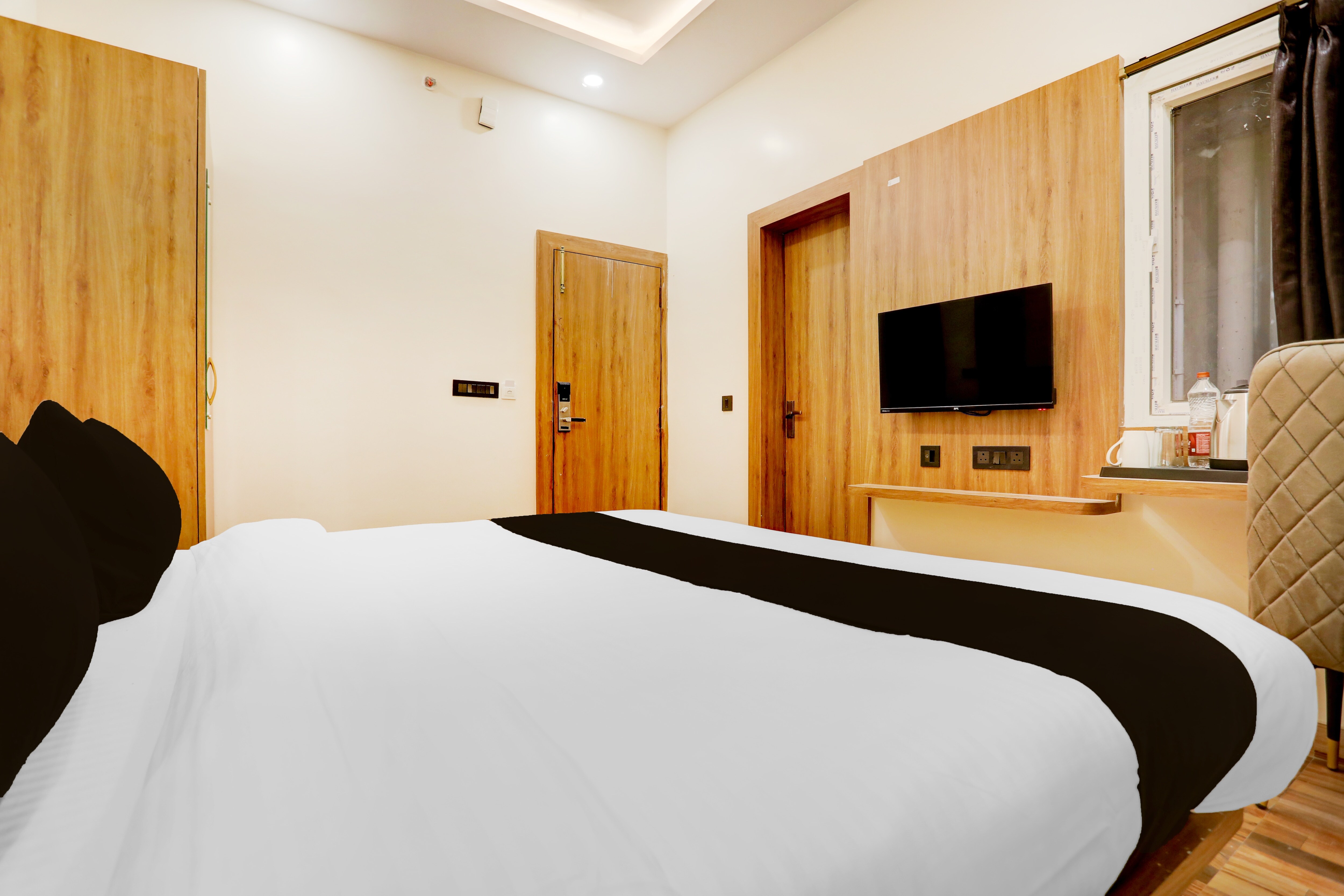 Super Townhouse Oak AIIMS Walmi Govindpur - Tap to explore photos