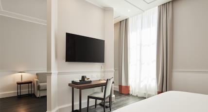 Palazzo Caracciolo Naples, Tapestry Collection by Hilton Room Type - QUEEN JUNIOR SUITE