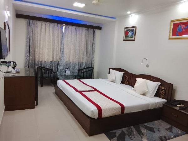 Bodhgaya Regency Hotel - 600 Metre from Mahabodhi Temple - Tap to explore photos
