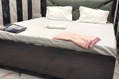 Hotel O Golden Palace Homestay