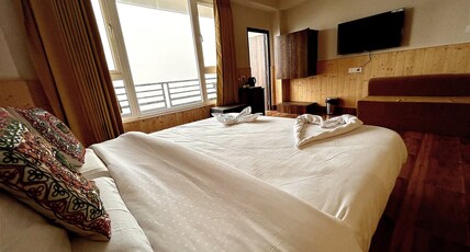 FLORET RESORT LACHUNG Room Type - Premium Double Room 180 Degree hill view with private balcony FLORET RESORT LACHUNG Room Type - Premium Double Room 180 Degree hill view with private balcony