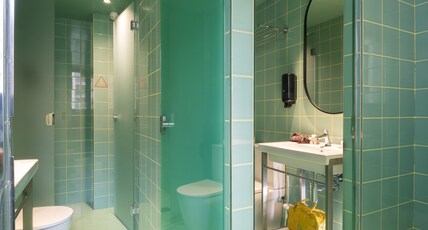 Amistat City Hostel Barcelona Room Type - Sextuple Ensuite Room