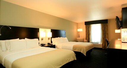 Holiday Inn Express & Suites MARION Room Type - 2 Queen Standard Mobility Accessible Tub