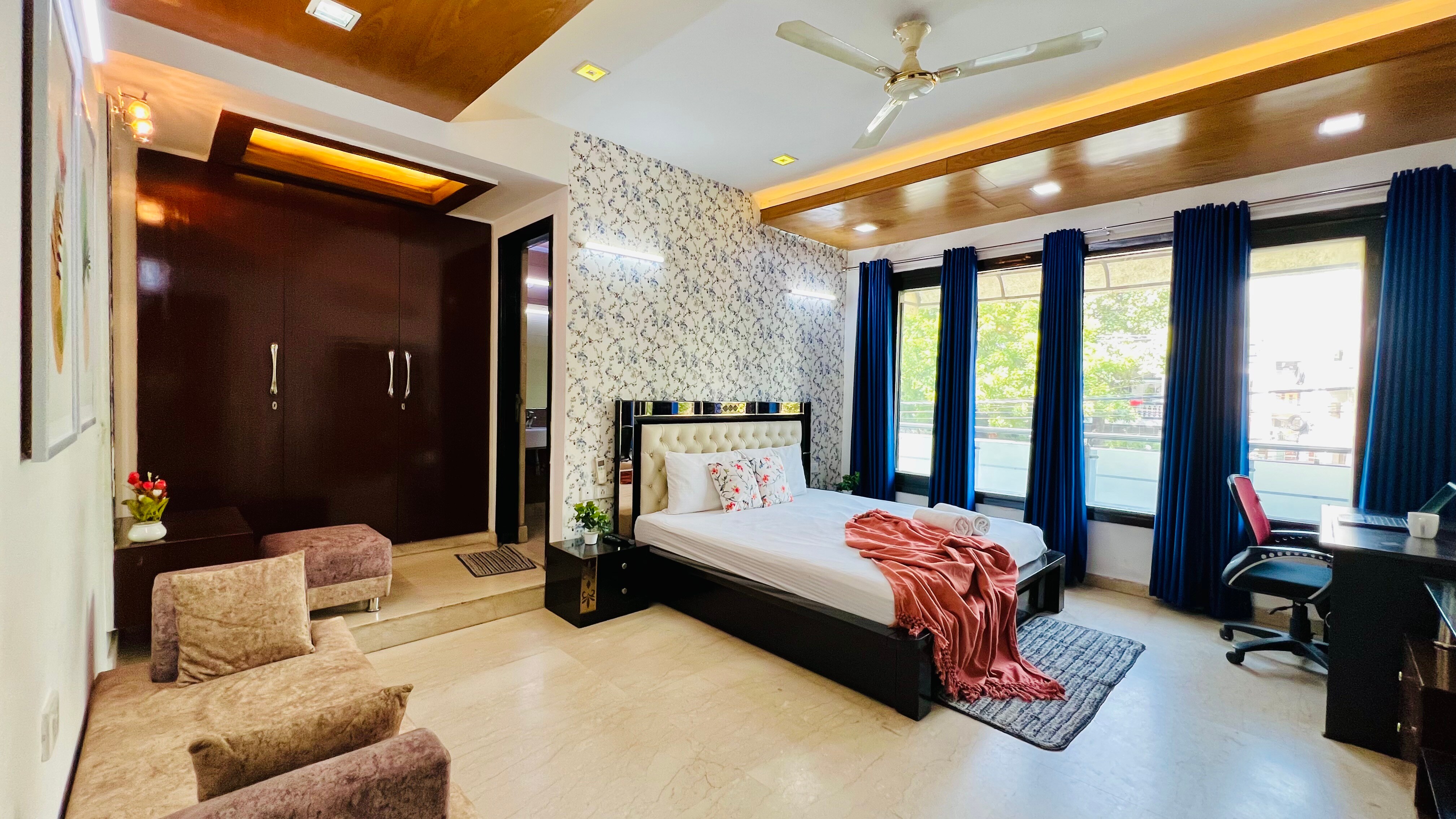 BluO 3BHK Green Park Private Garden Balcony Lift - Tap to explore photos