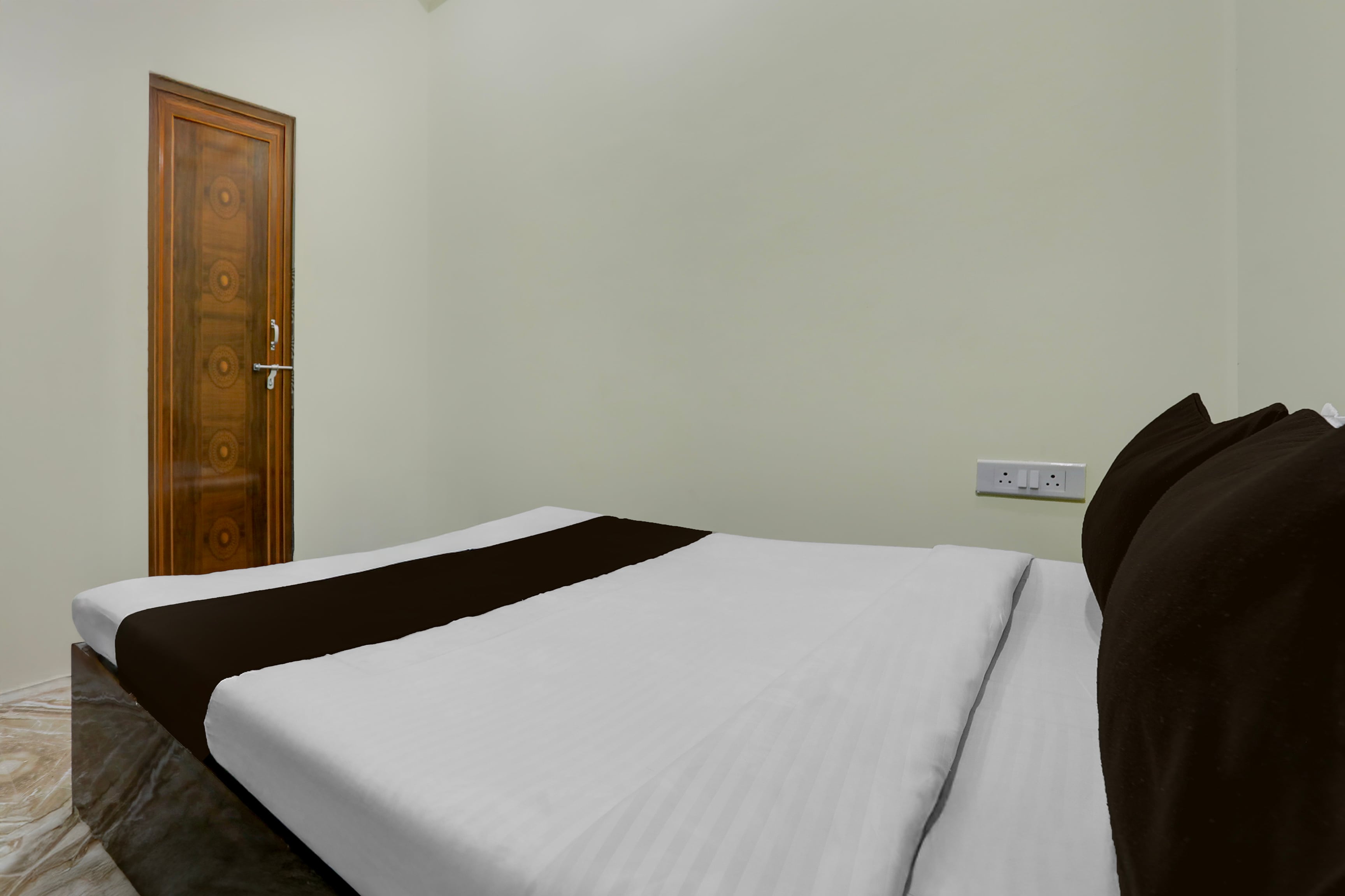 SPOT ON Rajshree Homestay Varanasi - Tap to explore photos