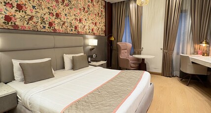 Hotel Rajshree & Spa Room Type - Honeymoon Suite with Bathtub