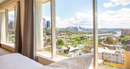 Holiday Inn Potts Point Sydney Room Type - 1 King Junior Suite Harbour View Sofa Bed
