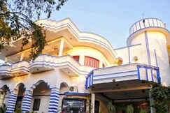 Heritage Kurabar House|78 year old Bungalow with Infinity Pool