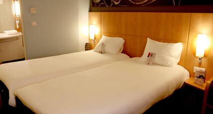 Ibis Les Herbiers Room Type - Room with 2 single beds equipped with the new bedding