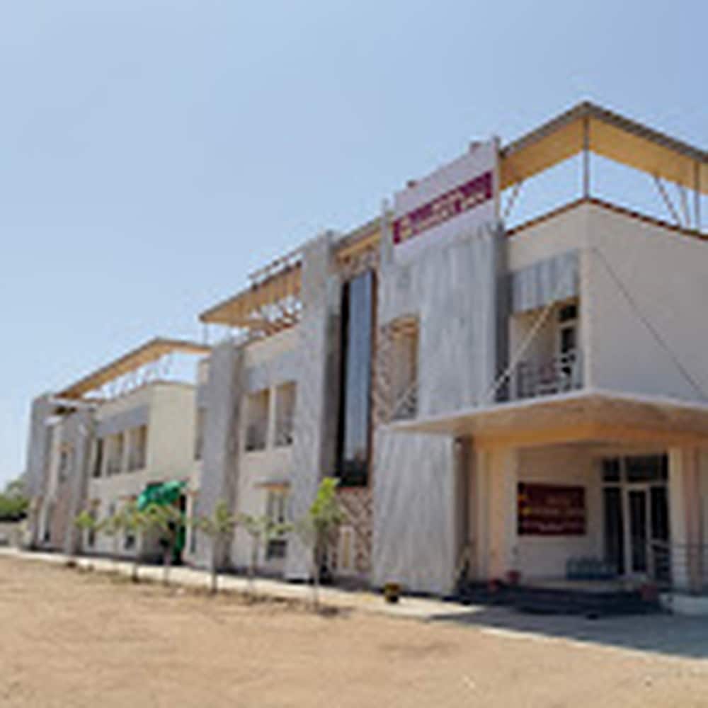 HOTEL DESERT INN - Tap to explore photos