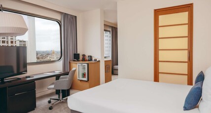 Novotel Paris Centre Tour Eiffel Room Type - Accessible room - 1 queen size bed Novotel Paris Centre Tour Eiffel Room Type - Accessible room - 1 queen size bed