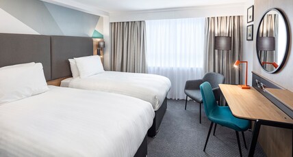Holiday Inn AYLESBURY Room Type - 2 Single Beds Standard Accessible