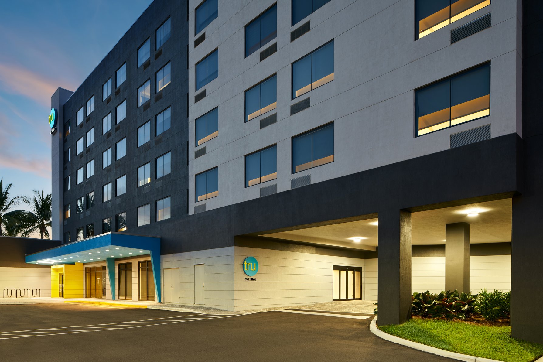 Tru by Hilton Ft Lauderdale Airport - Tap to explore photos