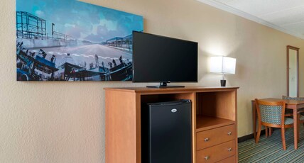 Best Western International Speedway Hotel Room Type - 1 King Bed, Mobility Accessible, Roll In Shower, Balcony, Non-Smoking, Full Breakfast