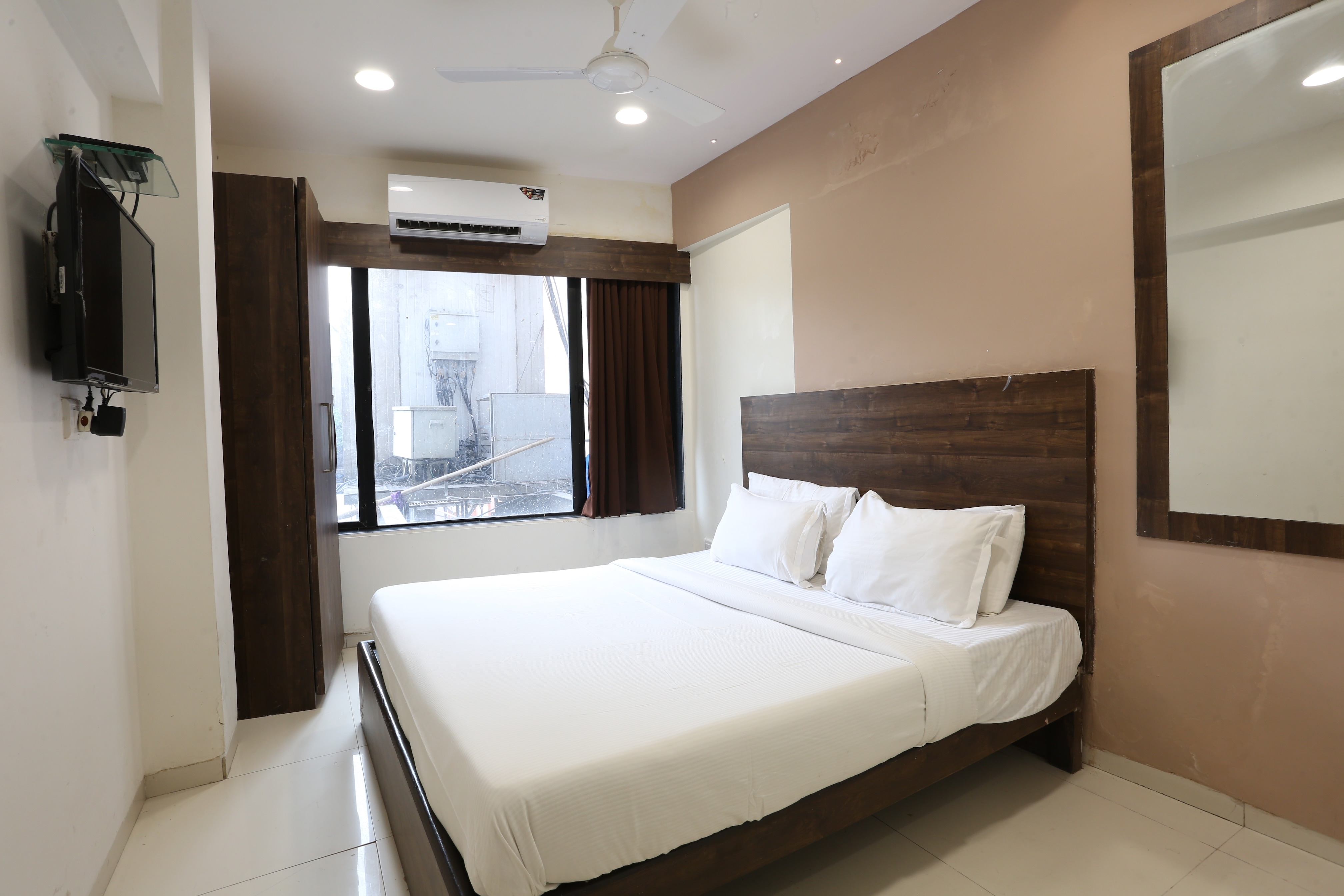 Hotel Kamran Residency - Near US Embassy - Tap to explore photos