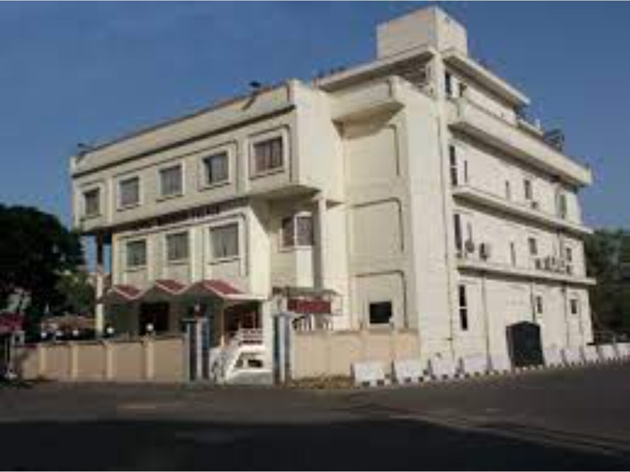 Hotel The Town Palace - Tap to explore photos