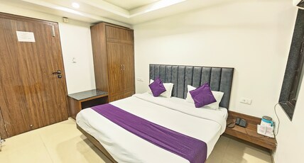 Hotel Crown Palace Room Type - Deluxe Room with free WiFi